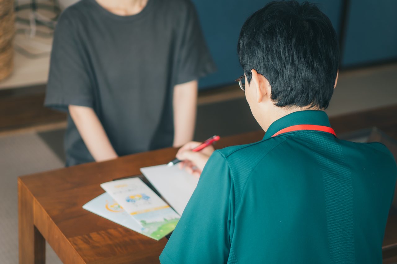 スタッフが利用者のご家族から聞き取りをしている様子