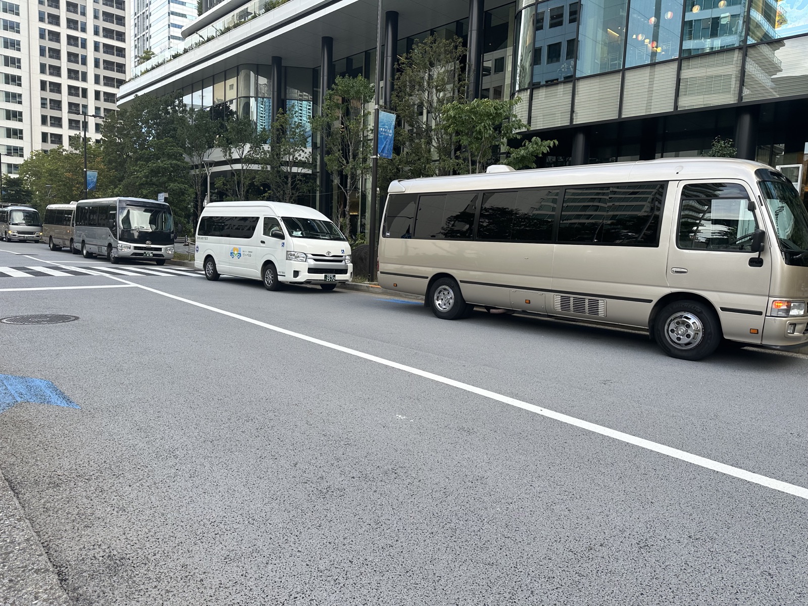 ロケ現場の車列に同行するリーベル車両