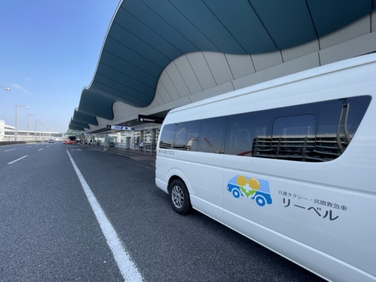 空港ターミナル前に停まるリーベルの車両