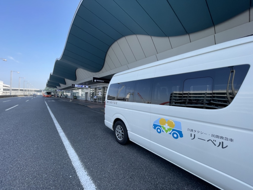 空港ターミナル前のリーベル車両