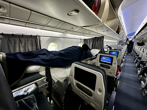 旅客機内に設置されたストレッチャー