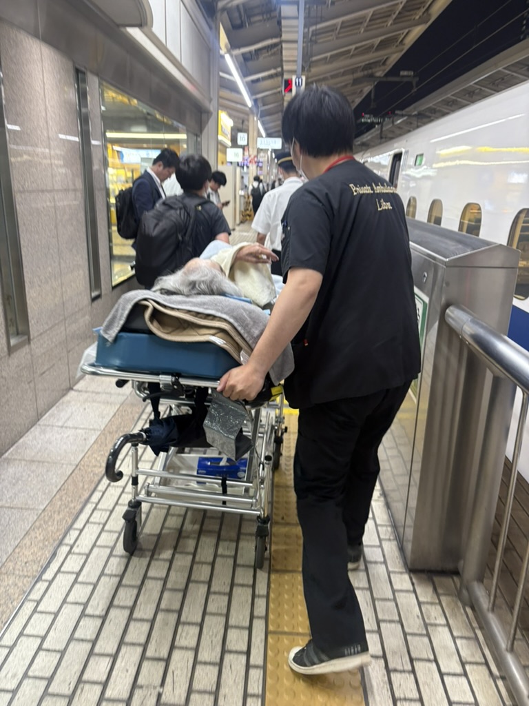 新幹線ホームでストレッチャー搬送に付き添うリーベルスタッフ