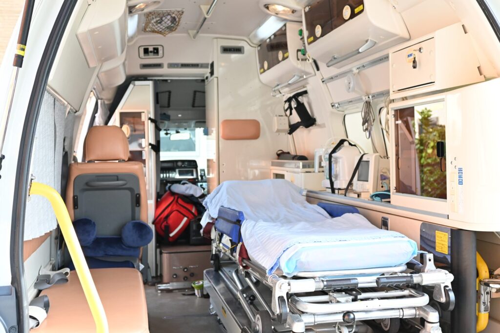 後部から見た民間救急車の車内（ストレッチャー・座席・機材）