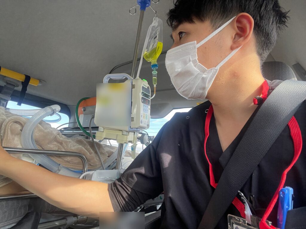 点滴を続けたまま移動できるよう、車内で輸液ポンプを確かめるスタッフ