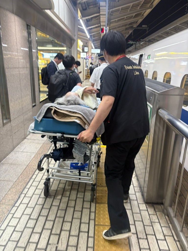 新幹線ホームでストレッチャー搬送に付き添うリーベルスタッフ