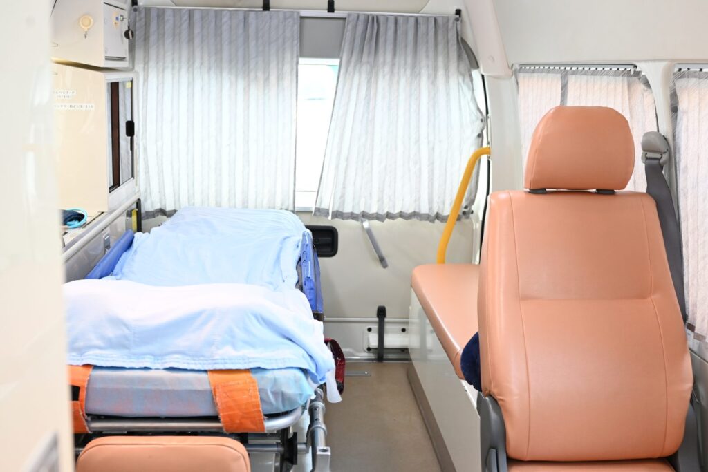 ストレッチャーと付き添いの席がある民間救急車の車内