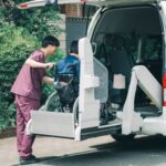 車いすの方の乗車をお手伝いするリーベルのスタッフと介護タクシー