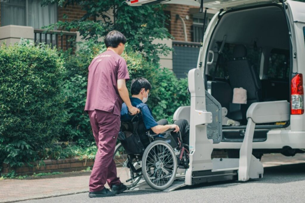 車いすのまま乗れる介護タクシーと、お連れするスタッフ
