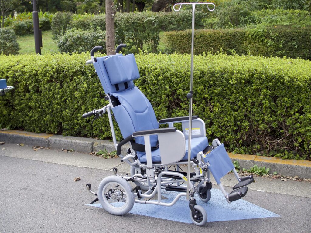 点滴の台をつけられるリクライニング車いす