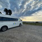 夕暮れの海沿いに停めたリーベルの車両