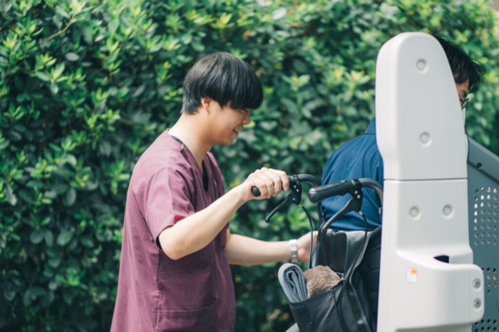車いすの方の乗り降りをお手伝いするスタッフ